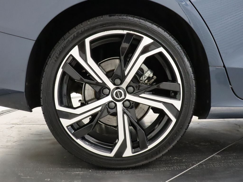 2024 Volvo S60 B5 Core Dark Theme