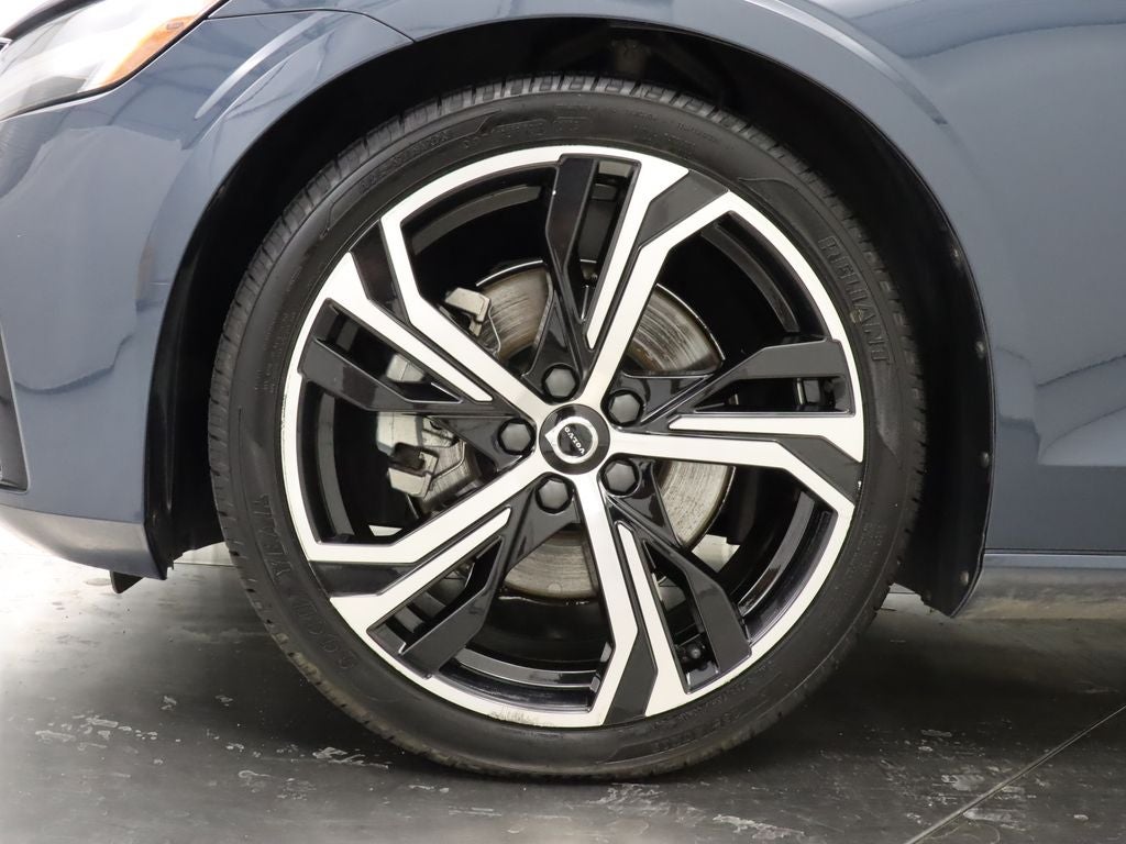 2024 Volvo S60 B5 Core Dark Theme