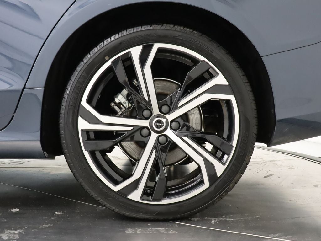 2024 Volvo S60 B5 Core Dark Theme