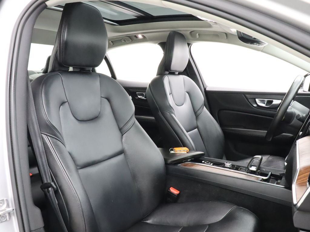 2022 Volvo S60 B5 Momentum AWD Navigation