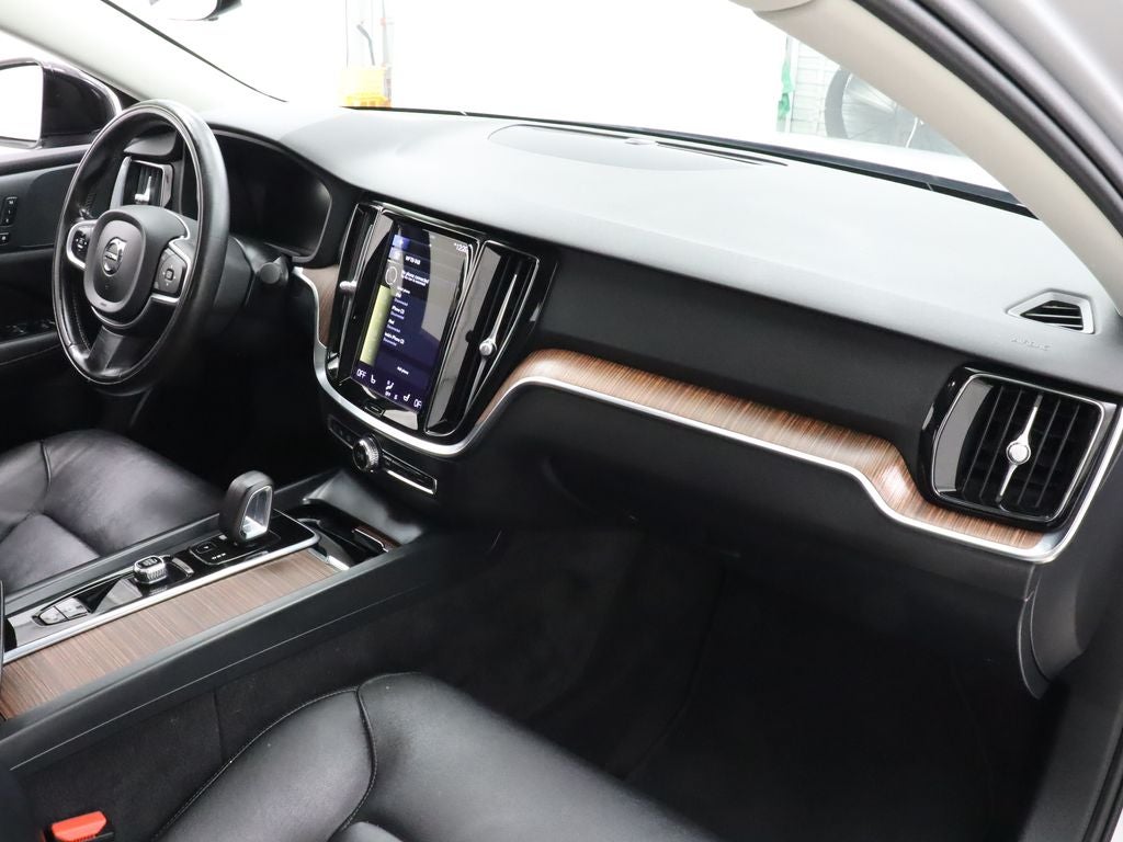 2022 Volvo S60 B5 Momentum AWD Navigation