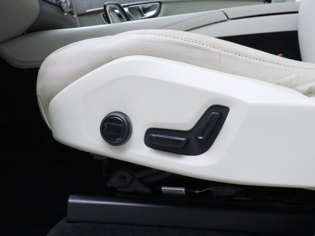 2023 Volvo XC90 B6 Plus 7-Seater AWD Navigation