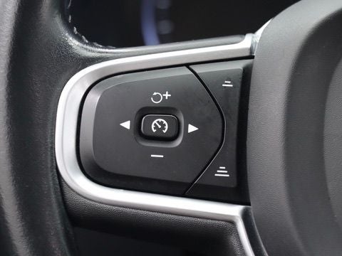 2021 Volvo XC60 T5 Momentum Navigation