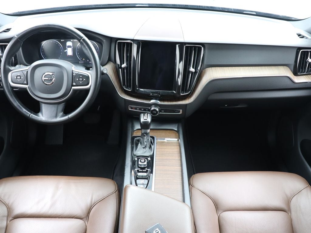 2021 Volvo XC60 T5 Momentum Navigation