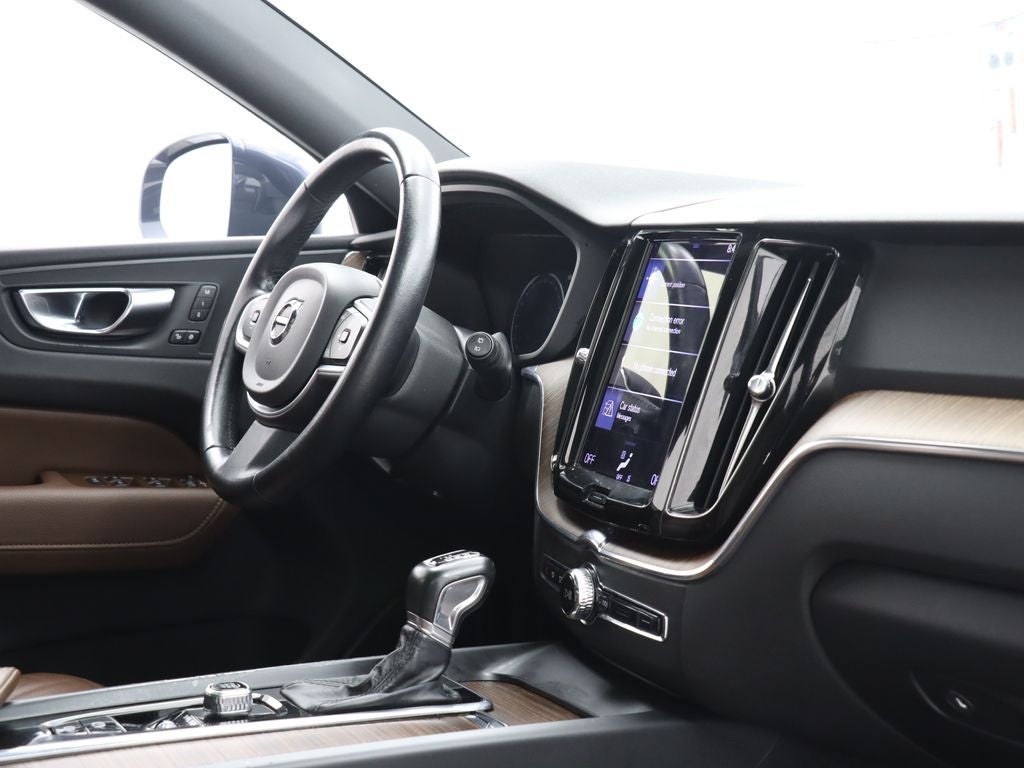2021 Volvo XC60 T5 Momentum Navigation