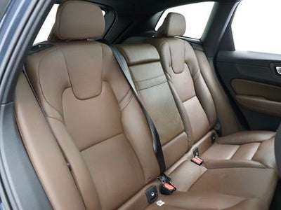 2021 Volvo XC60 T5 Momentum Navigation