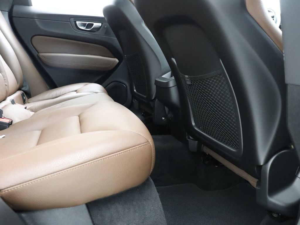 2021 Volvo XC60 T5 Momentum Navigation