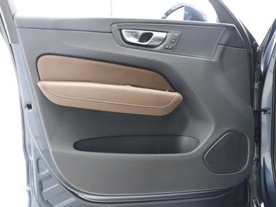 2021 Volvo XC60 T5 Momentum Navigation