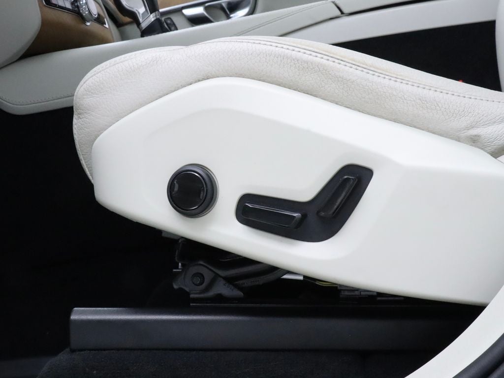 2021 Volvo XC90 T6 Momentum AWD Navigation