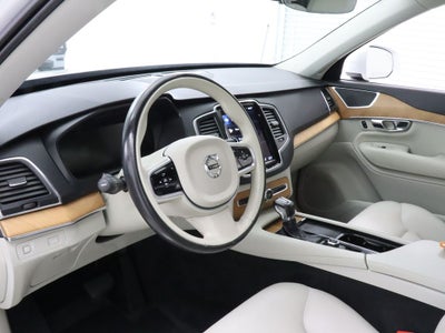 2021 Volvo XC90 T6 Momentum AWD Navigation