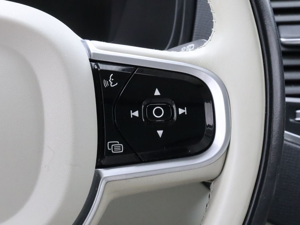 2021 Volvo XC90 T6 Momentum AWD Navigation