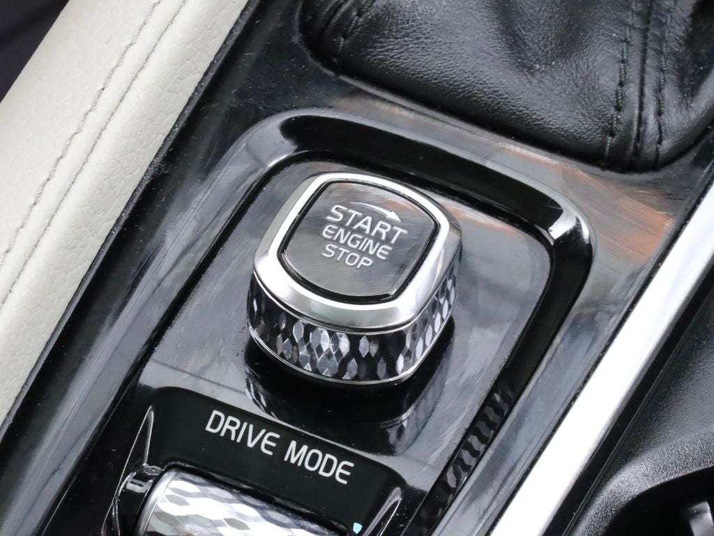 2021 Volvo XC90 T6 Momentum AWD Navigation