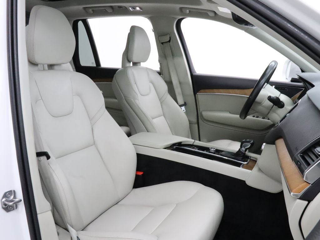2021 Volvo XC90 T6 Momentum AWD Navigation
