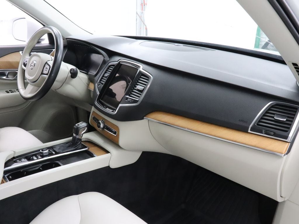 2021 Volvo XC90 T6 Momentum AWD Navigation