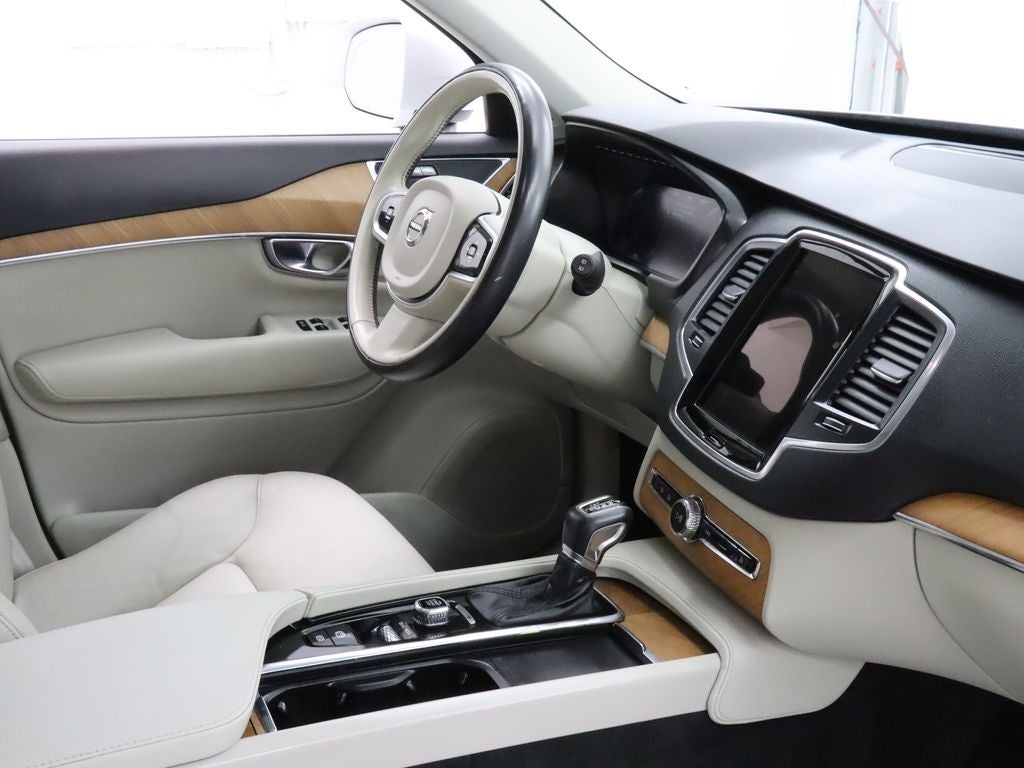 2021 Volvo XC90 T6 Momentum AWD Navigation