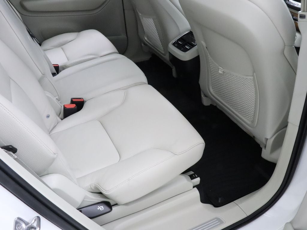 2021 Volvo XC90 T6 Momentum AWD Navigation