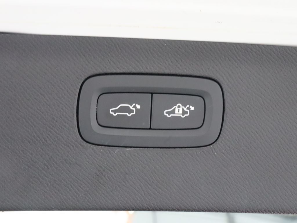 2021 Volvo XC90 T6 Momentum AWD Navigation