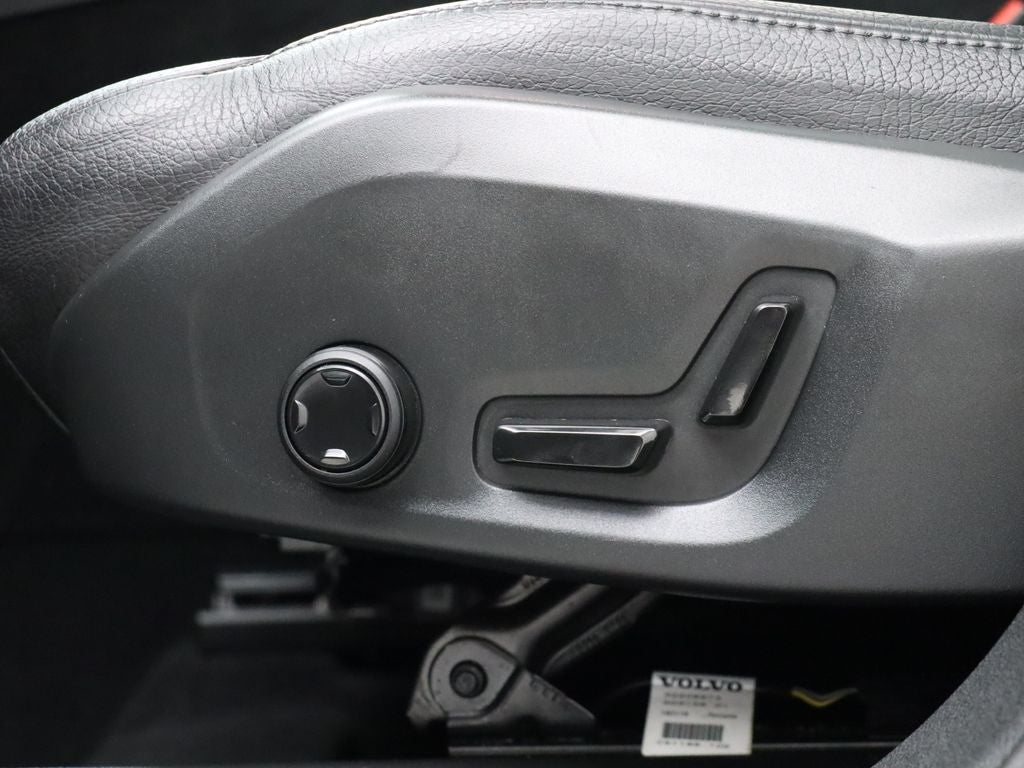 2018 Volvo XC60 T6 Momentum AWD Navigation